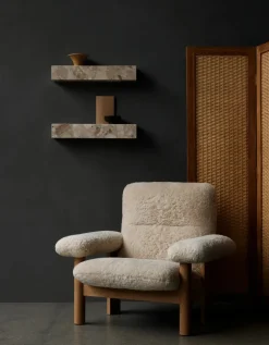 Plinth Shelf Sand Kunis Breccia marmor fra Audo Copenhagen