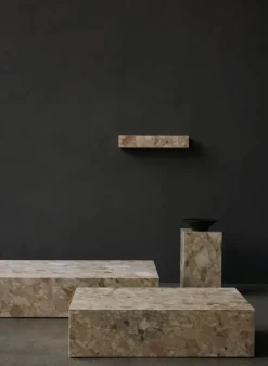 Plinth Shelf Sand Kunis Breccia marmor fra Audo Copenhagen