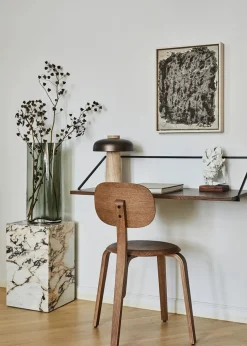 Plinth Tall Black Nero Marquina marmor fra Audo Copenhagen