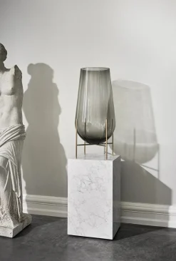 Plinth Tall Black Nero Marquina marmor fra Audo Copenhagen