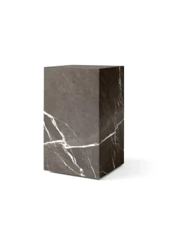 Plinth Tall Black Nero Marquina marmor fra Audo Copenhagen