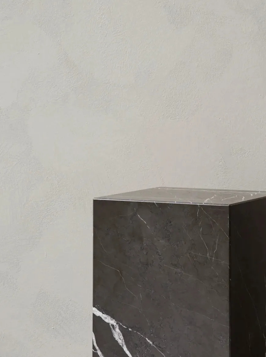 Plinth Tall, grey galaxy marble fra Audo Copenhagen