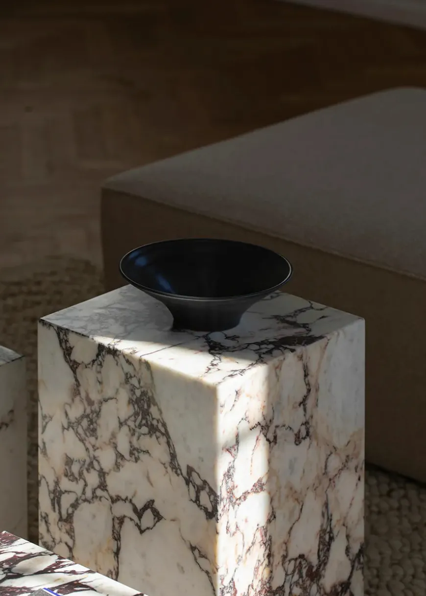 Plinth Tall, grey galaxy marble fra Audo Copenhagen