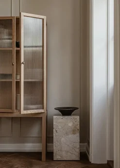 Plinth Tall Grey Kendzo marmor fra Audo Copenhagen