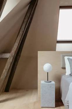 Plinth Tall Grey Kendzo marmor fra Audo Copenhagen