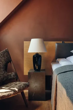 Plinth Tall White Carrara marmor fra Audo Copenhagen