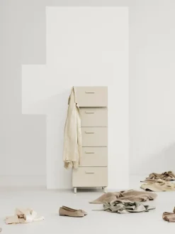 Relief Kommode, bred fra String