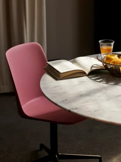 Rely HW11 Stol, soft pink/bronzed base fra &Tradition