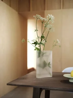 Ridge Vase, light blue frosted glass fra Muuto