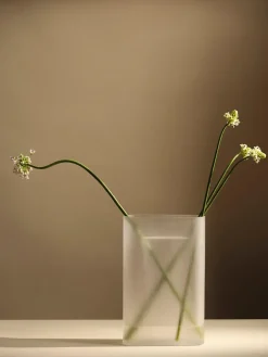 Ridge Vase, light blue frosted glass fra Muuto