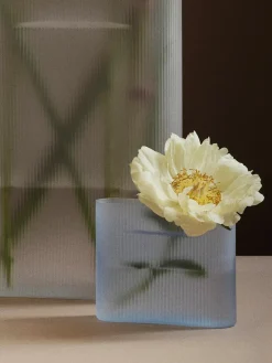 Ridge Vase, taupe frosted glass fra Muuto