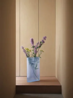 Ridge Vase, white frosted glass fra Muuto