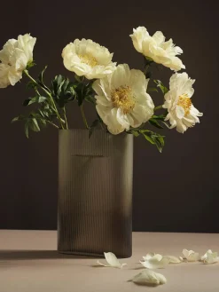 Ridge Vase, white frosted glass fra Muuto
