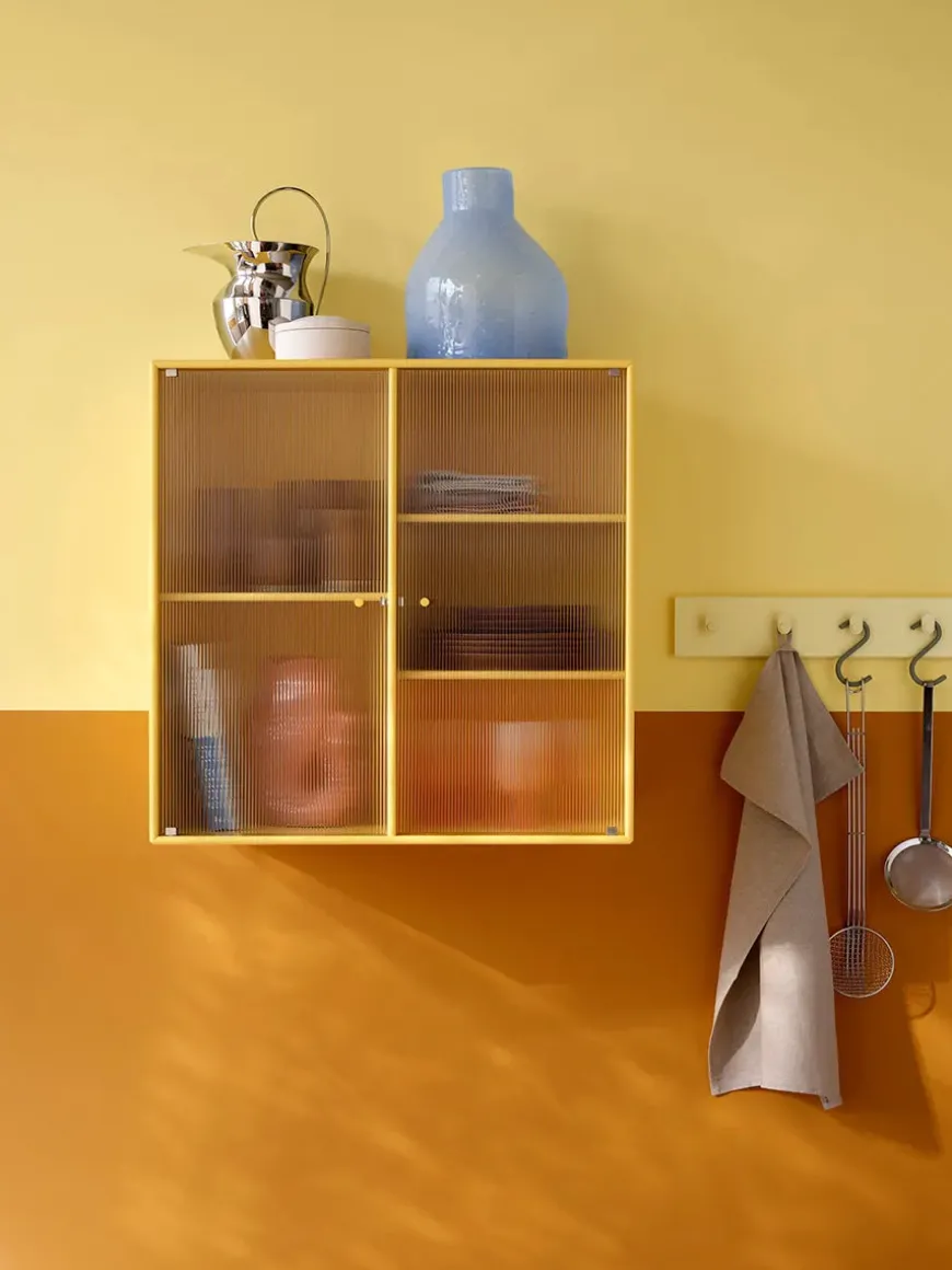 Ripple II Vitrineskab, inkl. sokkel fra Montana