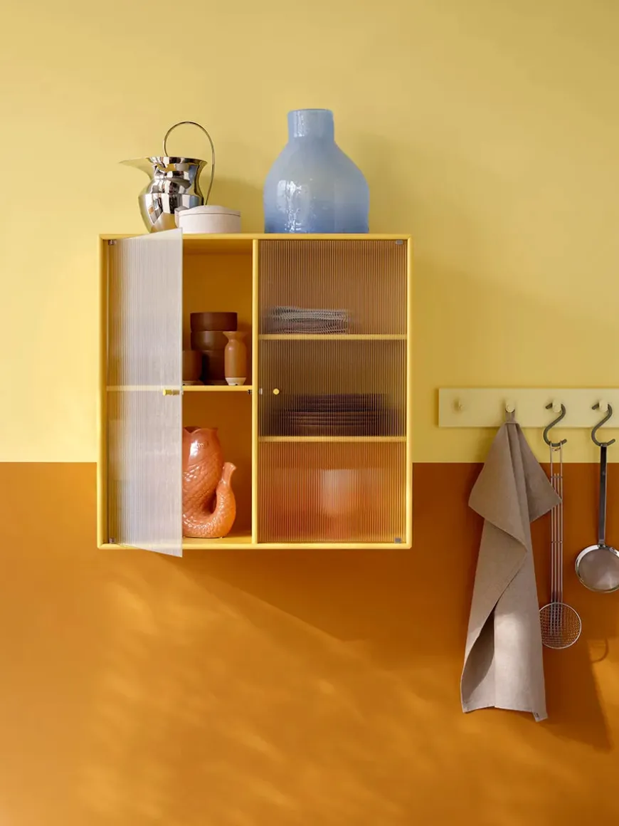 Ripple II Vitrineskab, inkl. sokkel fra Montana