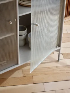 Ripple II Vitrineskab, inkl. ben fra Montana