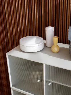 Ripple III Vitrineskab, inkl. ophæng fra Montana