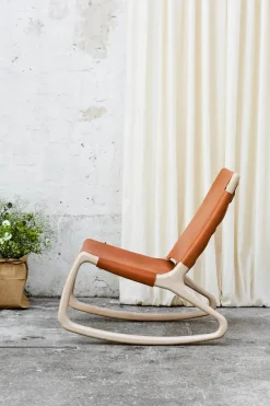 Rocker gyngestol, grå eg med mustang farvet læder fra Mater