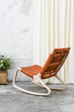 Rocker gyngestol, mat lakeret eg med whisky farvet læder fra Mater