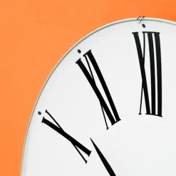 Roman Vægur af Arne Jacobsen (Ø: 16)