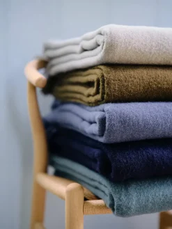 Season Plaid, dark nordic grey fra Silkeborg Uldspinderi