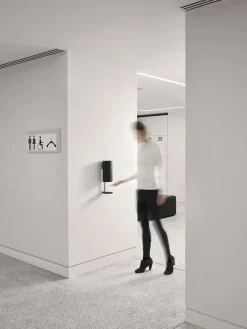 Sensorstyret håndsprit- og sæbedispenser, vægmonteret i sort fra VOLA