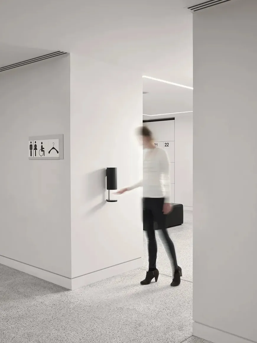 Sensorstyret håndsprit- og sæbedispenser, vægmonteret i sort fra VOLA