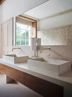 Sensorstyret håndsprit- og sæbedispenser, vægmonteret i sort fra VOLA