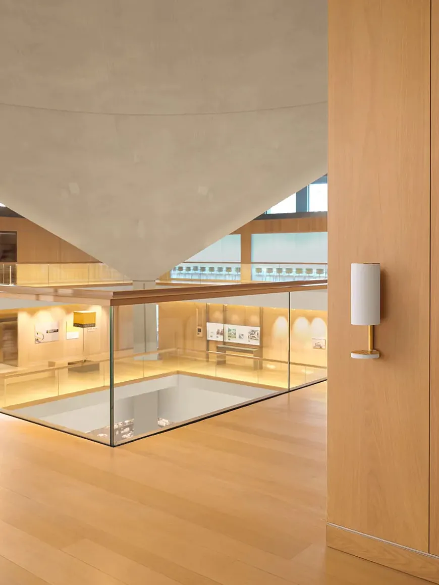 Sensorstyret håndsprit- og sæbedispenser, vægmonteret i sort fra VOLA