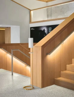 Sensorstyret håndsprit- og sæbedispenser, fritstående i sort fra VOLA