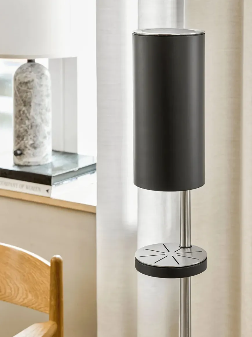 Sensorstyret håndsprit- og sæbedispenser, fritstående i hvid fra VOLA