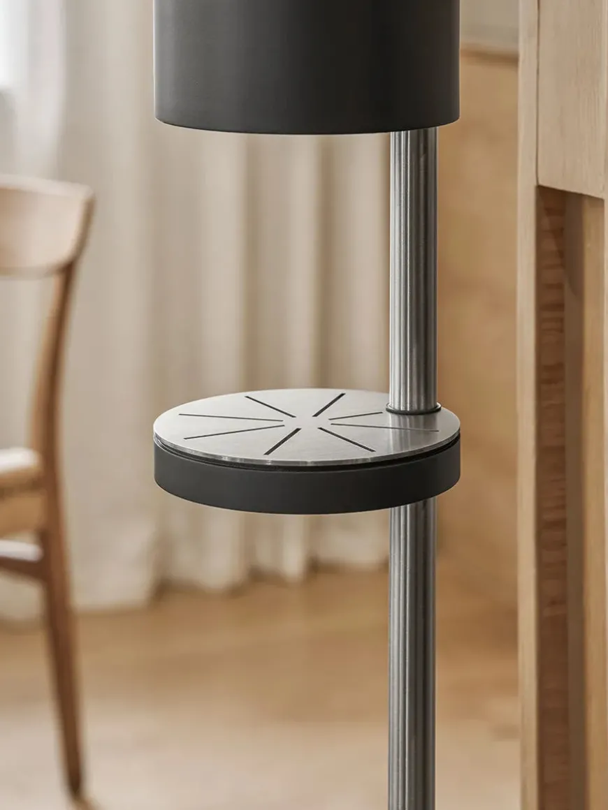 Sensorstyret håndsprit- og sæbedispenser, fritstående i hvid fra VOLA