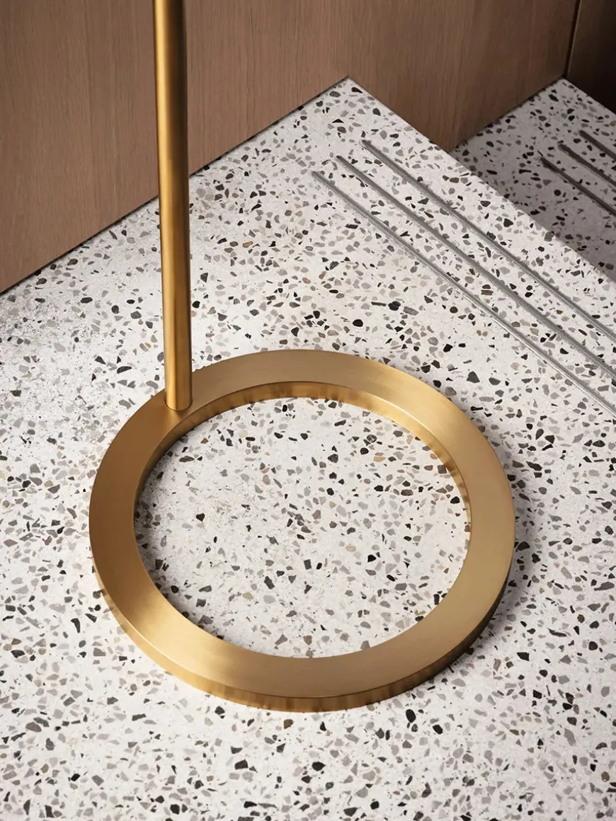 Sensorstyret håndsprit- og sæbedispenser, fritstående i hvid fra VOLA