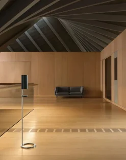 Sensorstyret håndsprit- og sæbedispenser, fritstående i hvid fra VOLA