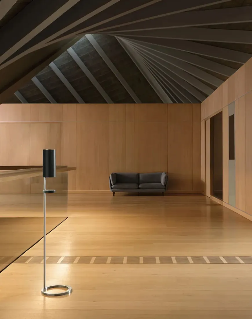 Sensorstyret håndsprit- og sæbedispenser, fritstående i hvid fra VOLA