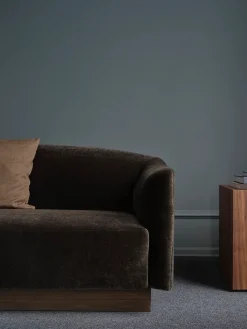 Shore Sofa 3 Seater Plinth, umber fra New Works