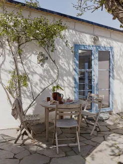 Skagerak Selandia Sæt, 2 stole og Ø 94 bord fra Fritz Hansen