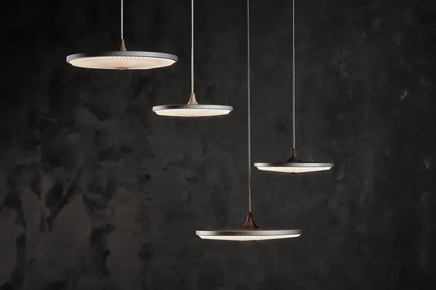 Soleil pendel medium, røget eg, plast skærm fra Le Klint