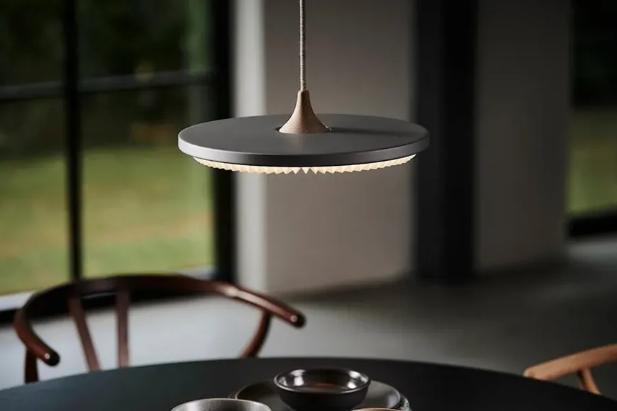 Soleil pendel small, røget eg, plast skærm fra Le Klint