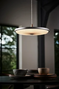 Soleil pendel small, røget eg, plast skærm fra Le Klint