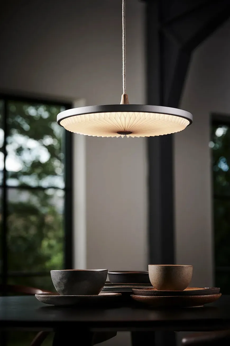 Soleil pendel small, røget eg, plast skærm fra Le Klint