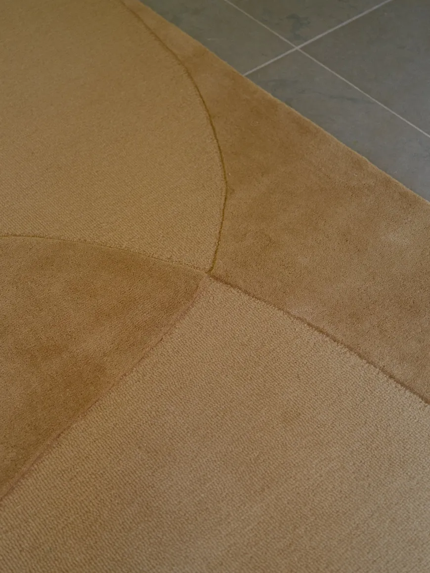 Split Plains Tæppe, Mustard fra Linie Design