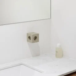 Square 2 Stikdåse med USB, beige fra Avolt