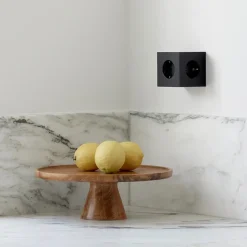 Square 2 Stikdåse med USB, sort fra Avolt