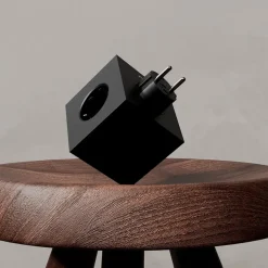 Square 2 Stikdåse med USB, sort fra Avolt