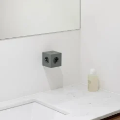 Square 2 Stikdåse med USB, sort fra Avolt