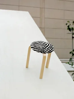 Stool 60, zebra fabric fra Artek