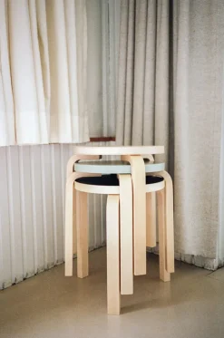 Stool E60, honey stained birk fra Artek