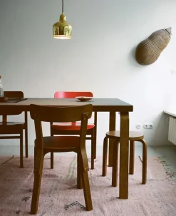 Stool E60, lakeret birk fra Artek