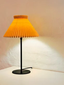 334T Bordlampe, moss green fra Le Klint